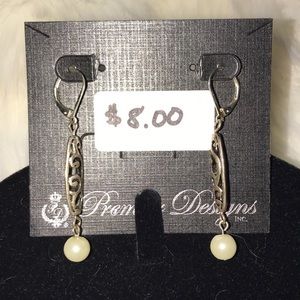 Earrings with pearls